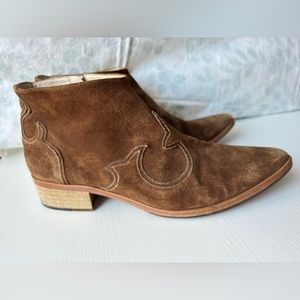 Freda Salvador Arroyo Boot Size 8


Brown: suede upper

Leather